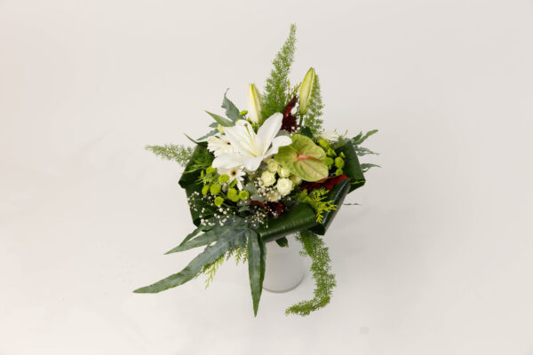 Ramo de flores variadas, blanco con Anthurium “ Emoción “