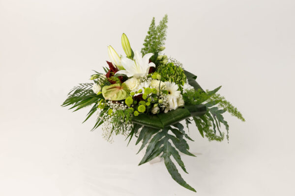 Ramo de flores variadas, blanco con Anthurium “Armonía “
